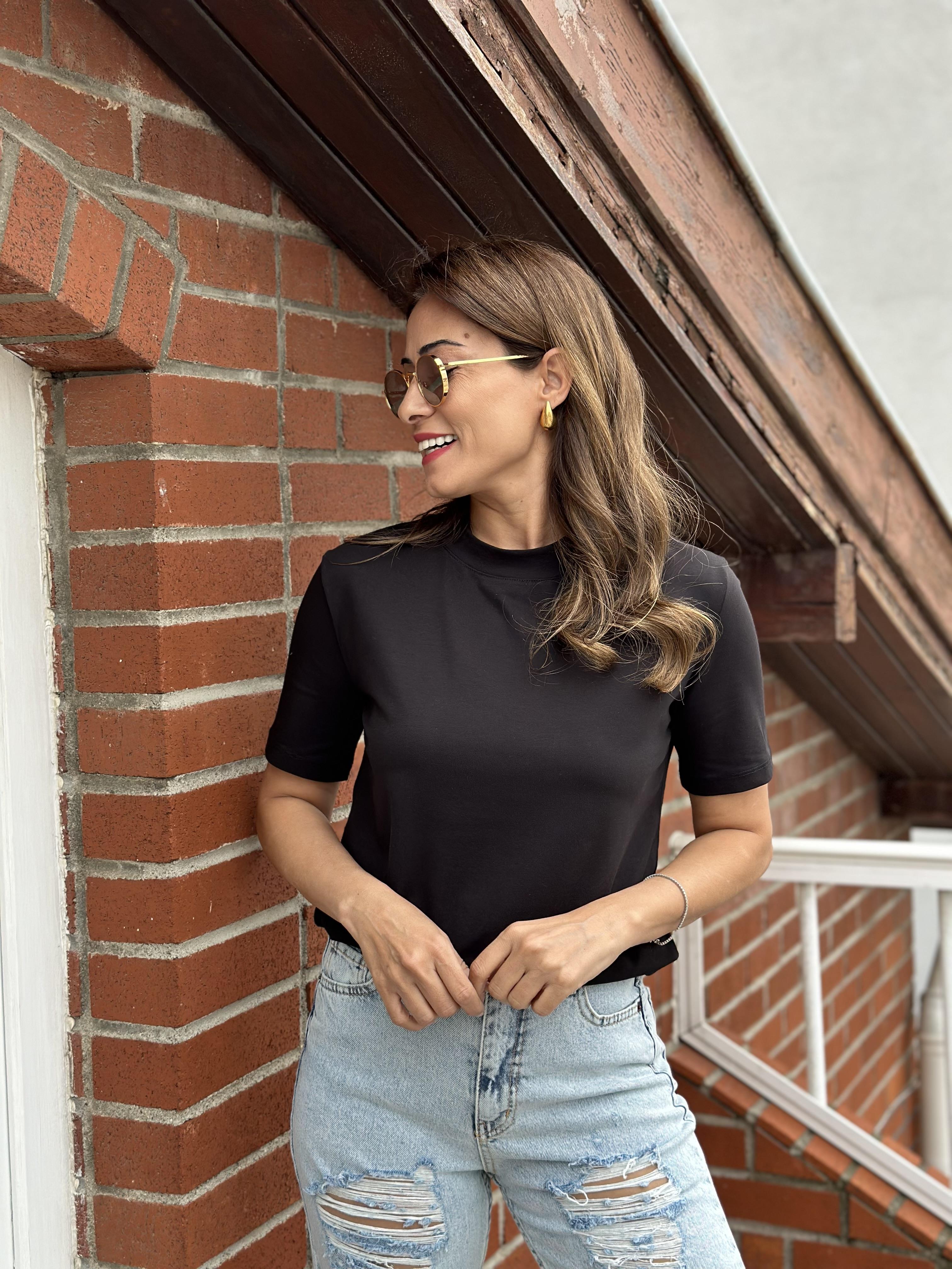 Siyah Yakası Geniş Ribanalı Basic Kadın T-Shirt