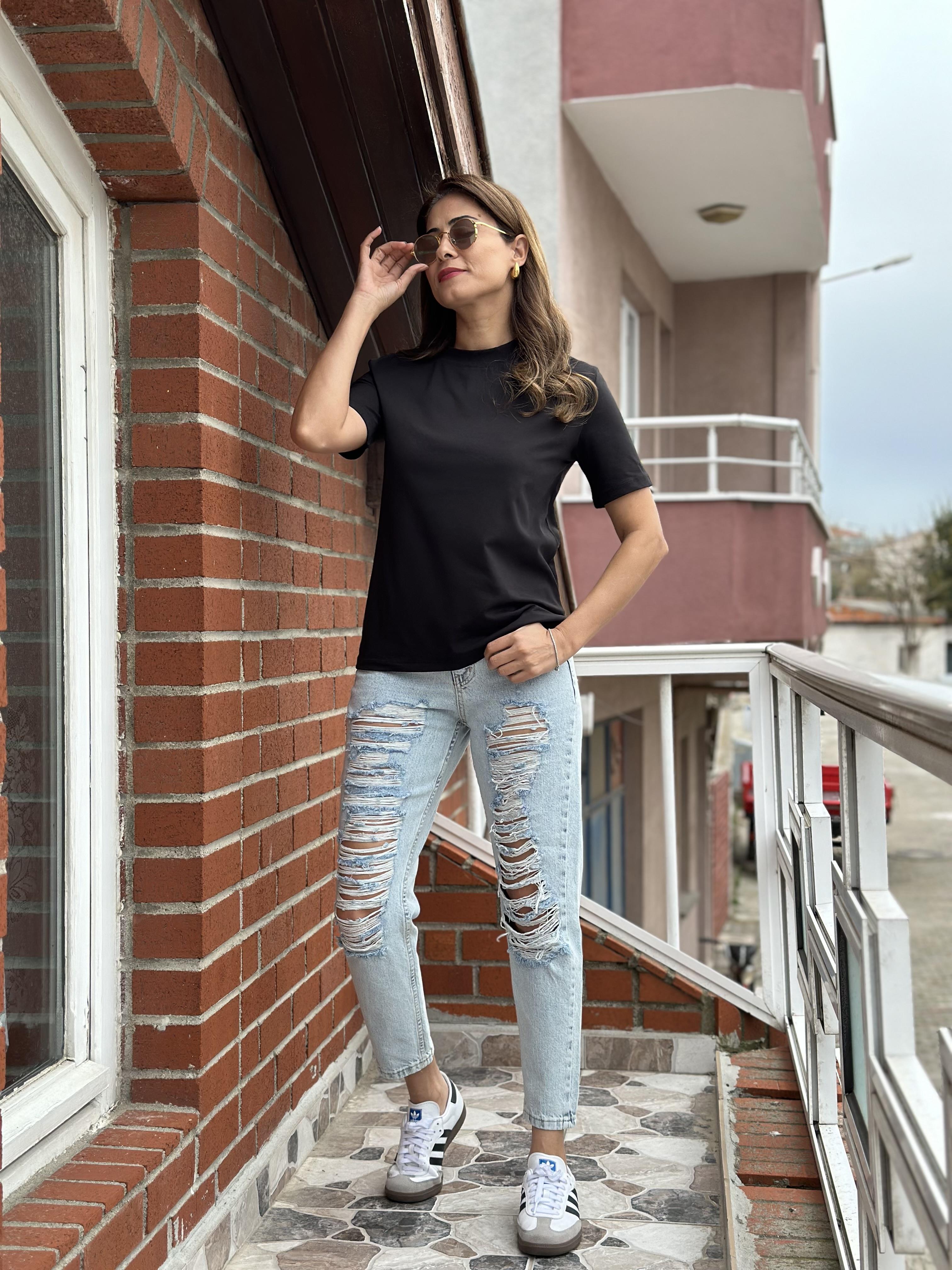 Siyah Yakası Geniş Ribanalı Basic Kadın T-Shirt