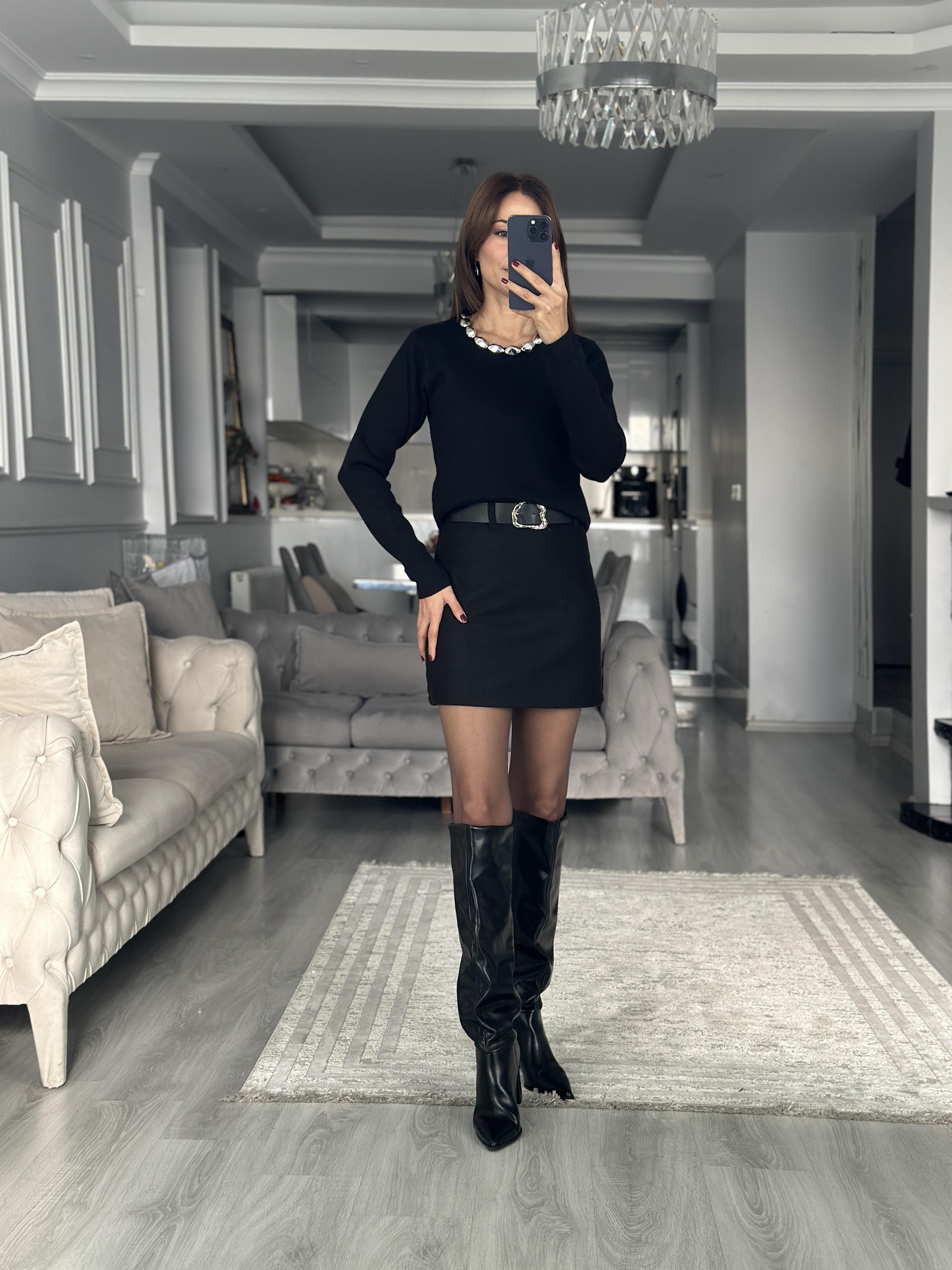 Siyah Yakası Metal Aksesuarlı Kadın Triko Kazak