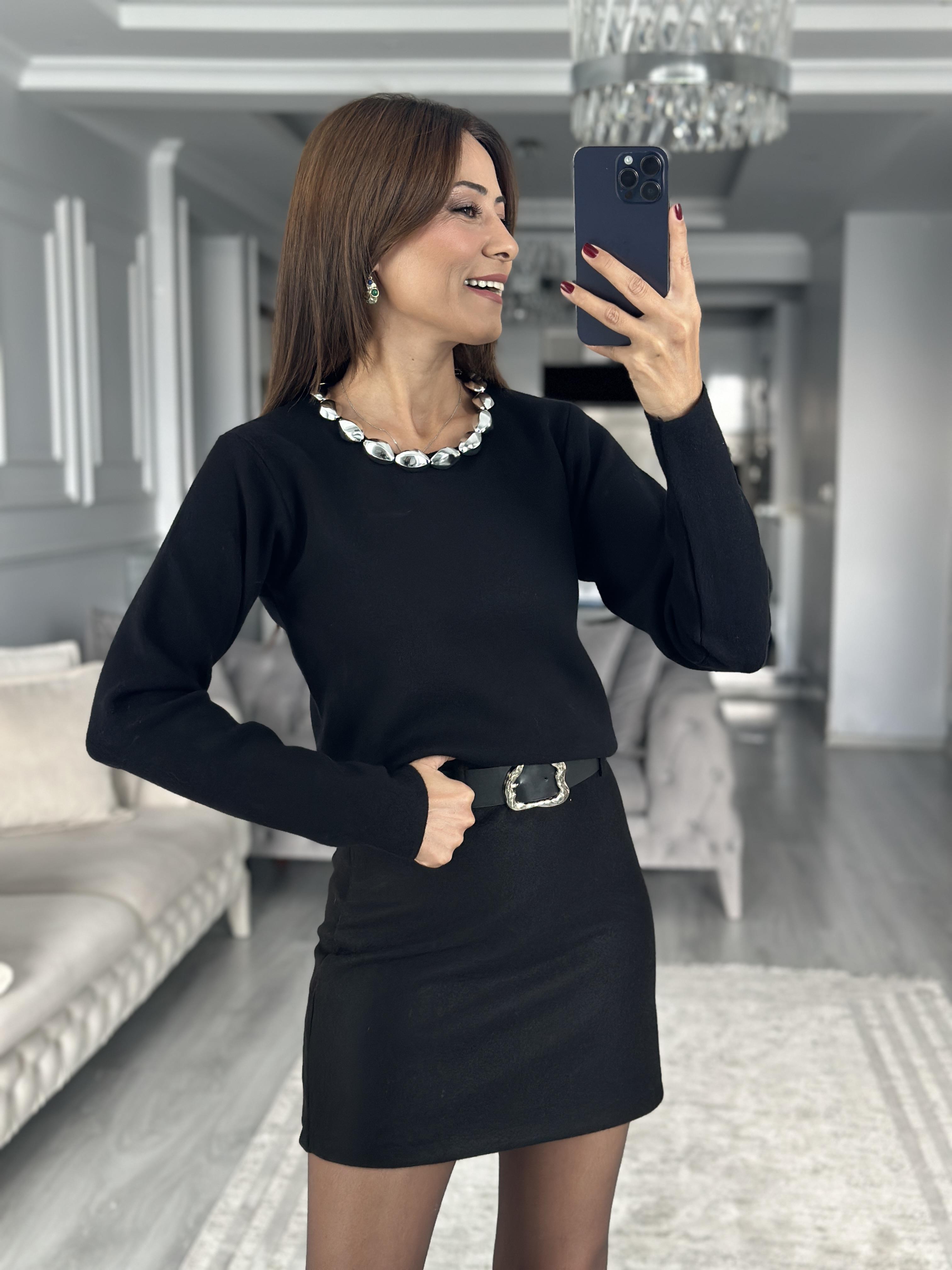 Siyah Yakası Metal Aksesuarlı Kadın Triko Kazak