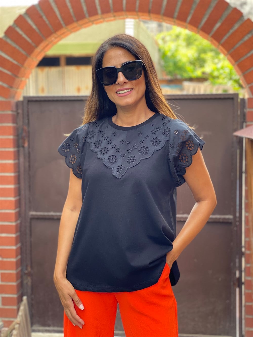 Siyah Yakası Ve Kolları Fisto Detay Kadın T-Shirt