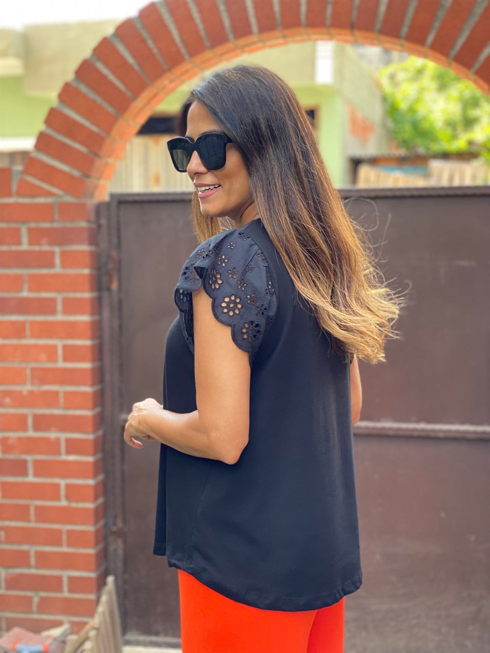 Siyah Yakası Ve Kolları Fisto Detay Kadın T-Shirt