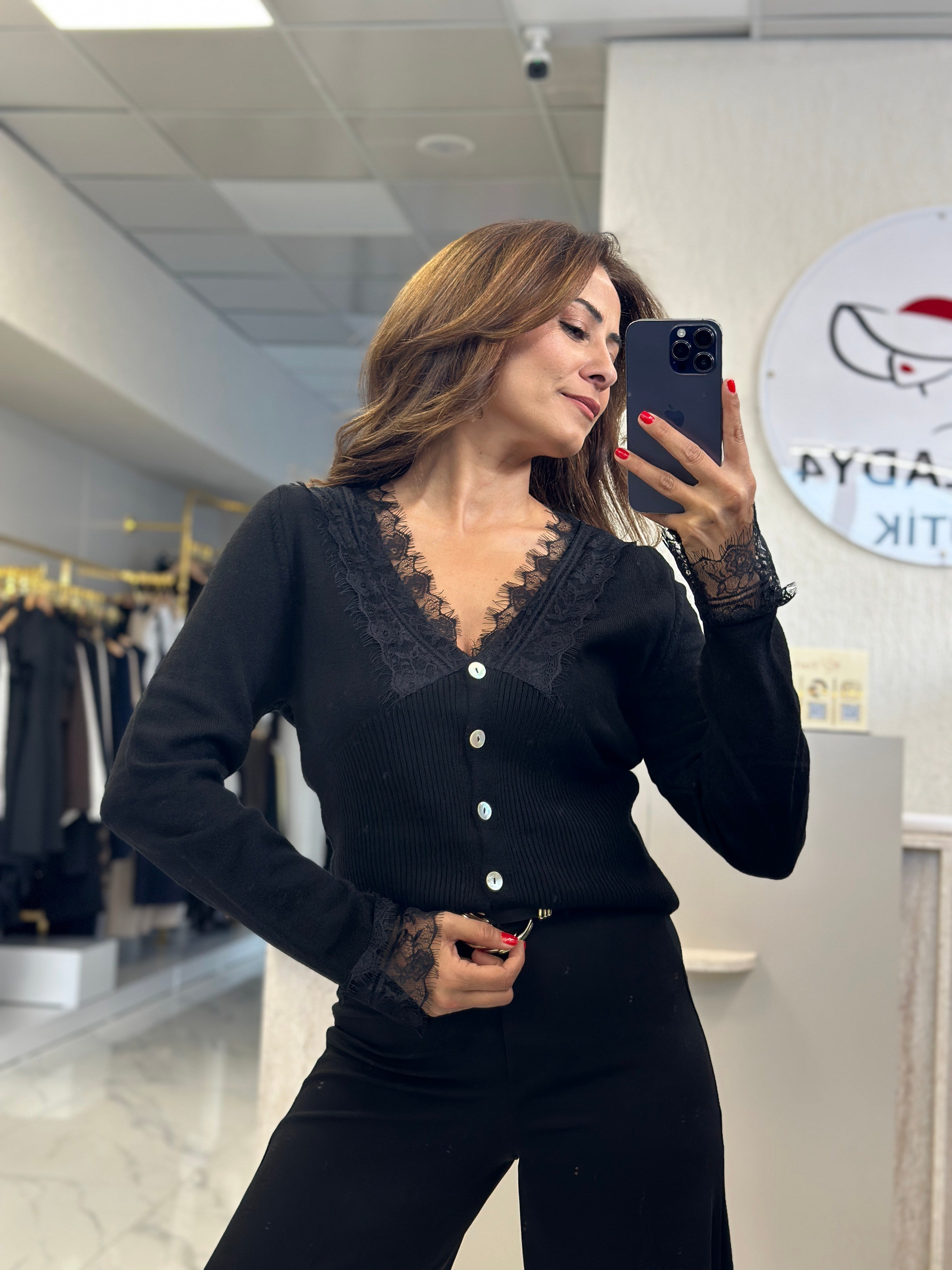 Siyah Yakası Ve Kolu Dantelli Düğmeli Kadın Hırka 