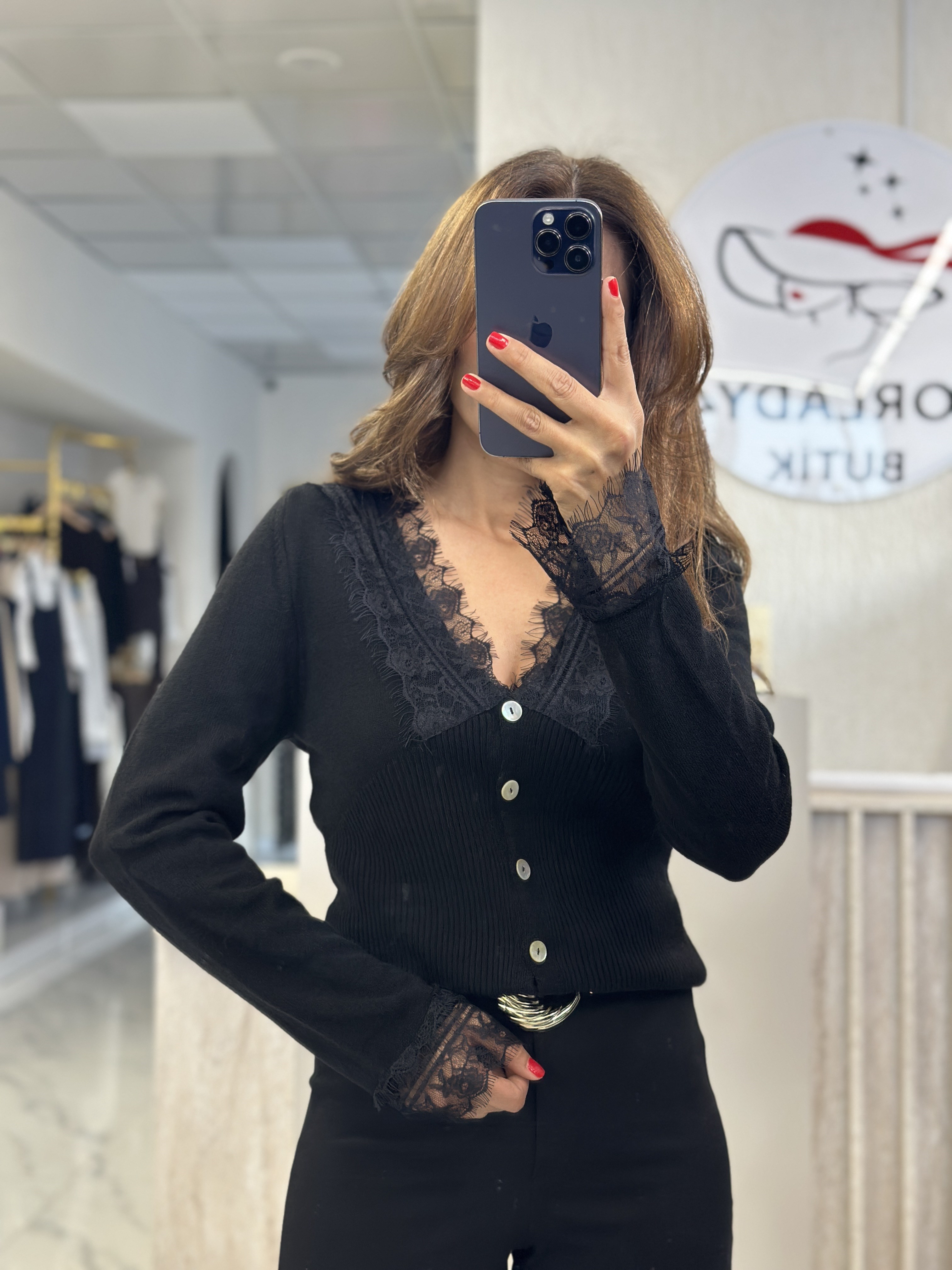 Siyah Yakası Ve Kolu Dantelli Düğmeli Kadın Hırka 