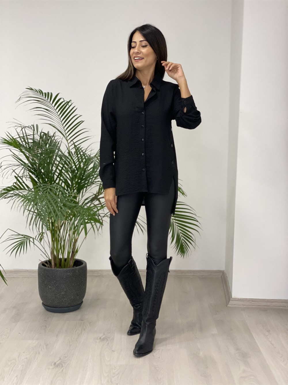 Siyah Yanları Çıtçıt Düğmeli Keten Aerobin Kadın Gömlek