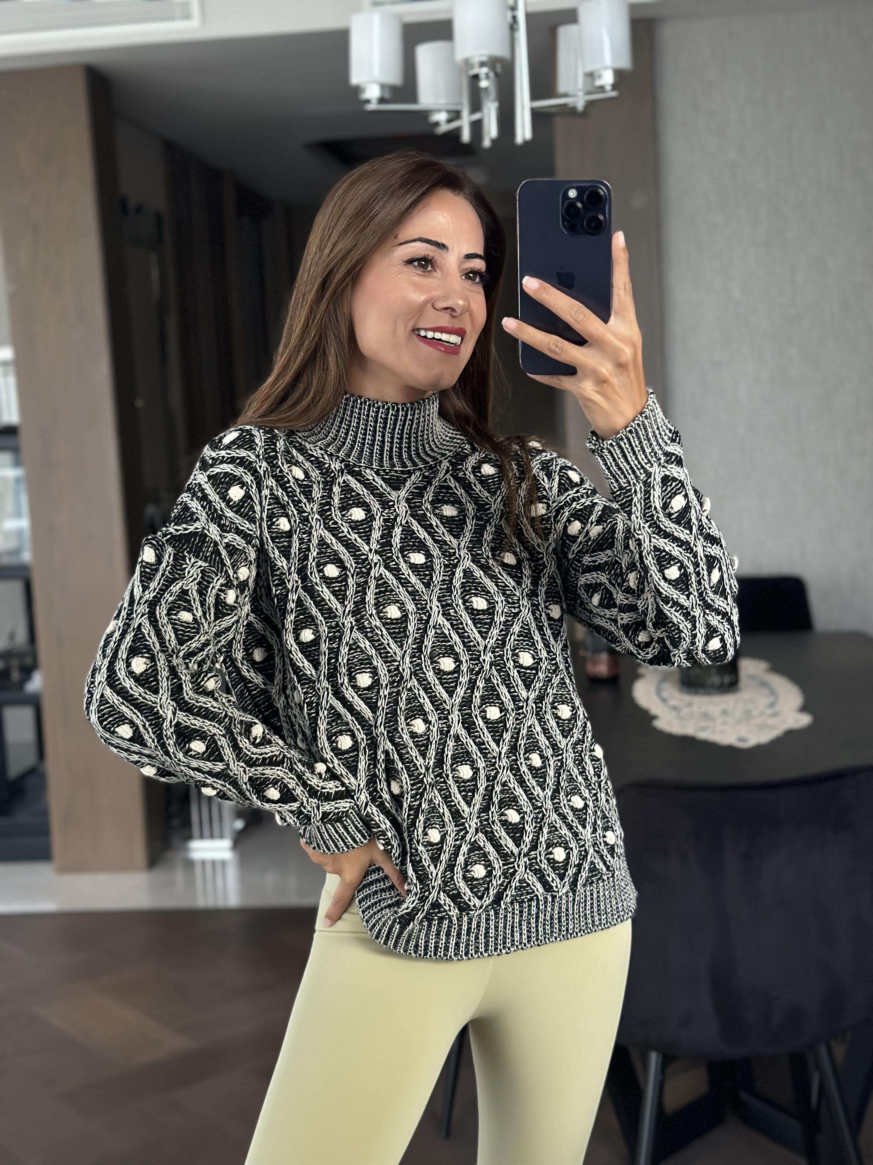 Siyah Yarım Balıkçı Ponponlu Muline Kadın Kazak