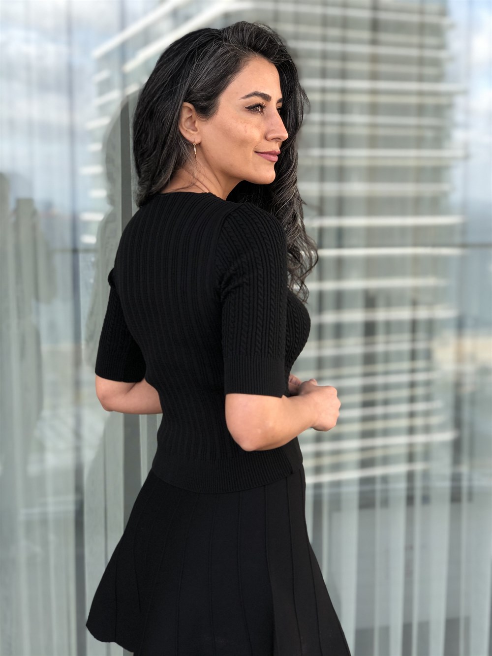 Siyah Zincir Detaylı Saç Örgü Triko Bluz
