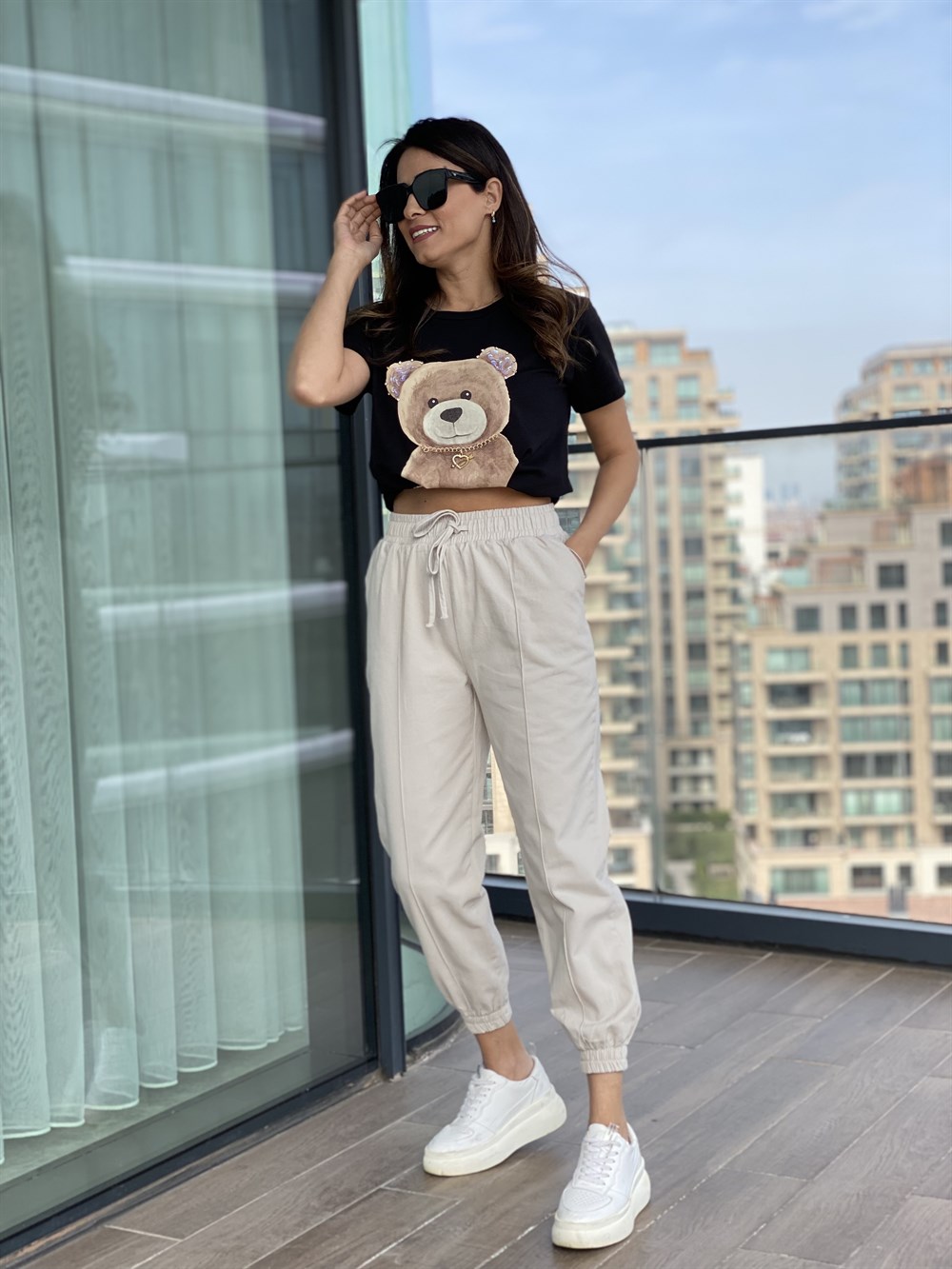 Siyah Zincir Kolyeli Pullu Ayıcık T-Shirt 