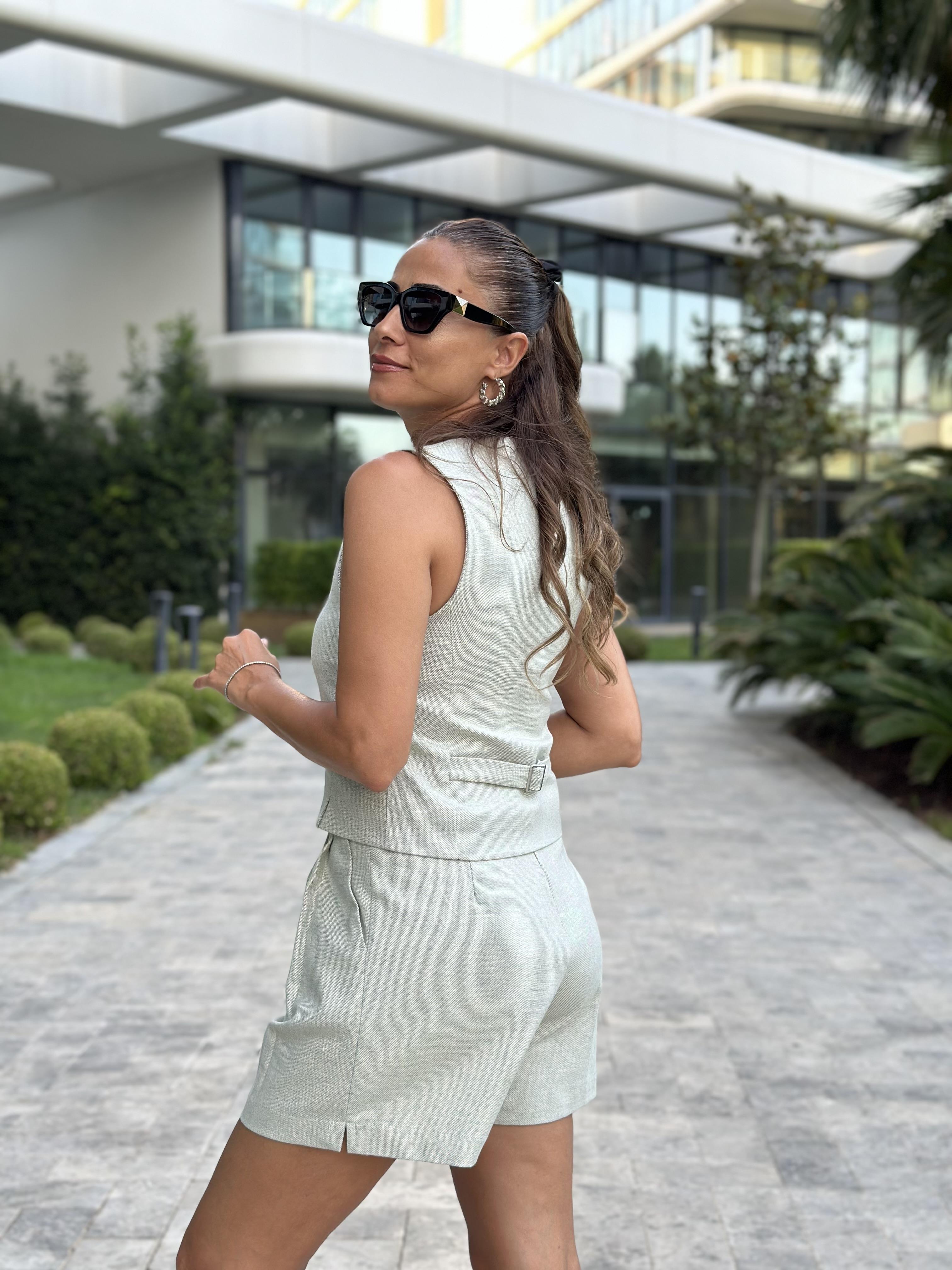 Su Yeşili Karol Yeleği Minik Yırtmaçlı Şortlu Kadın İkili Takım