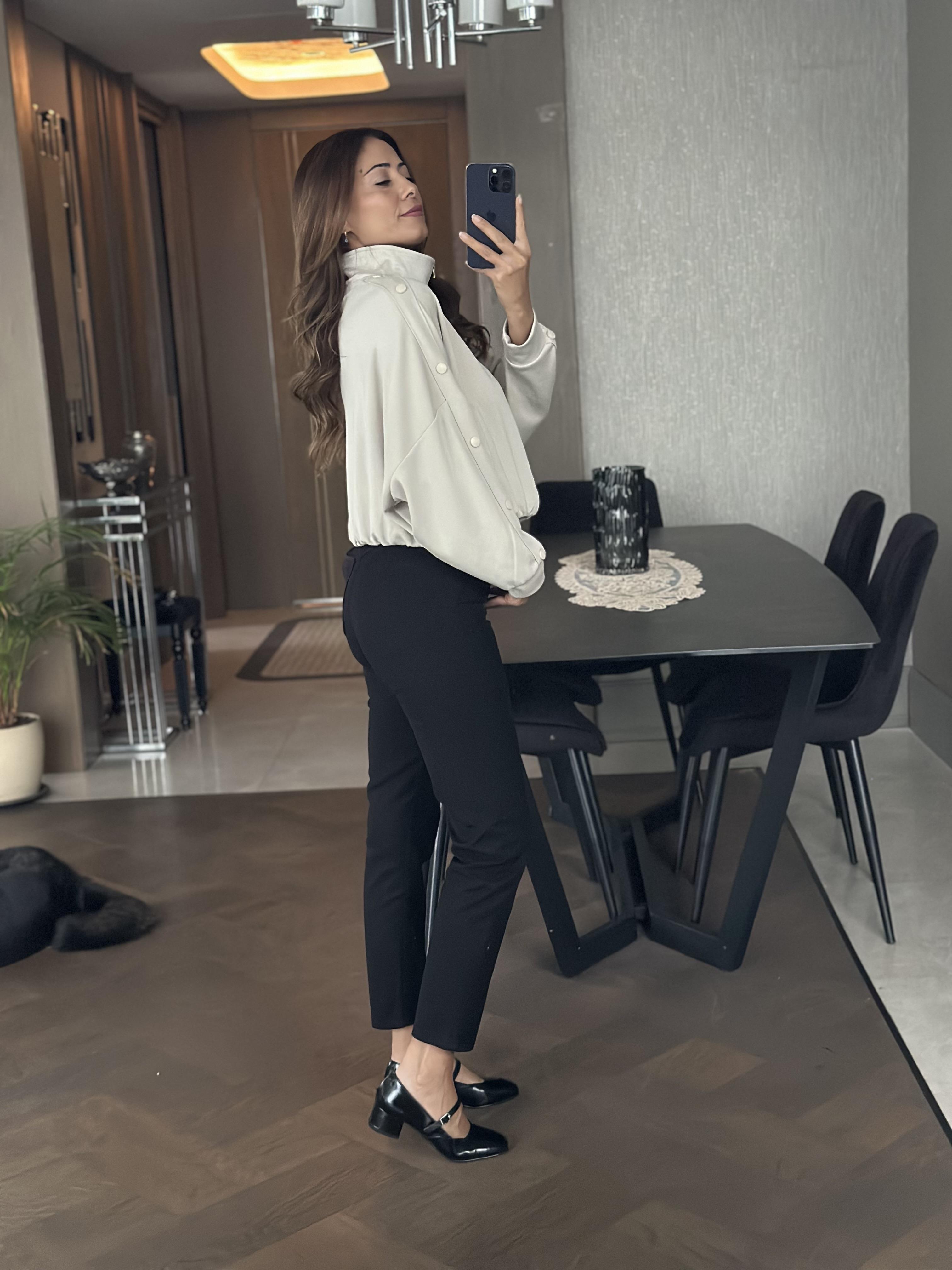 Taş Kolları Çıtçıt Detay Fermuarlı Cepli Kadın Sweatshirt