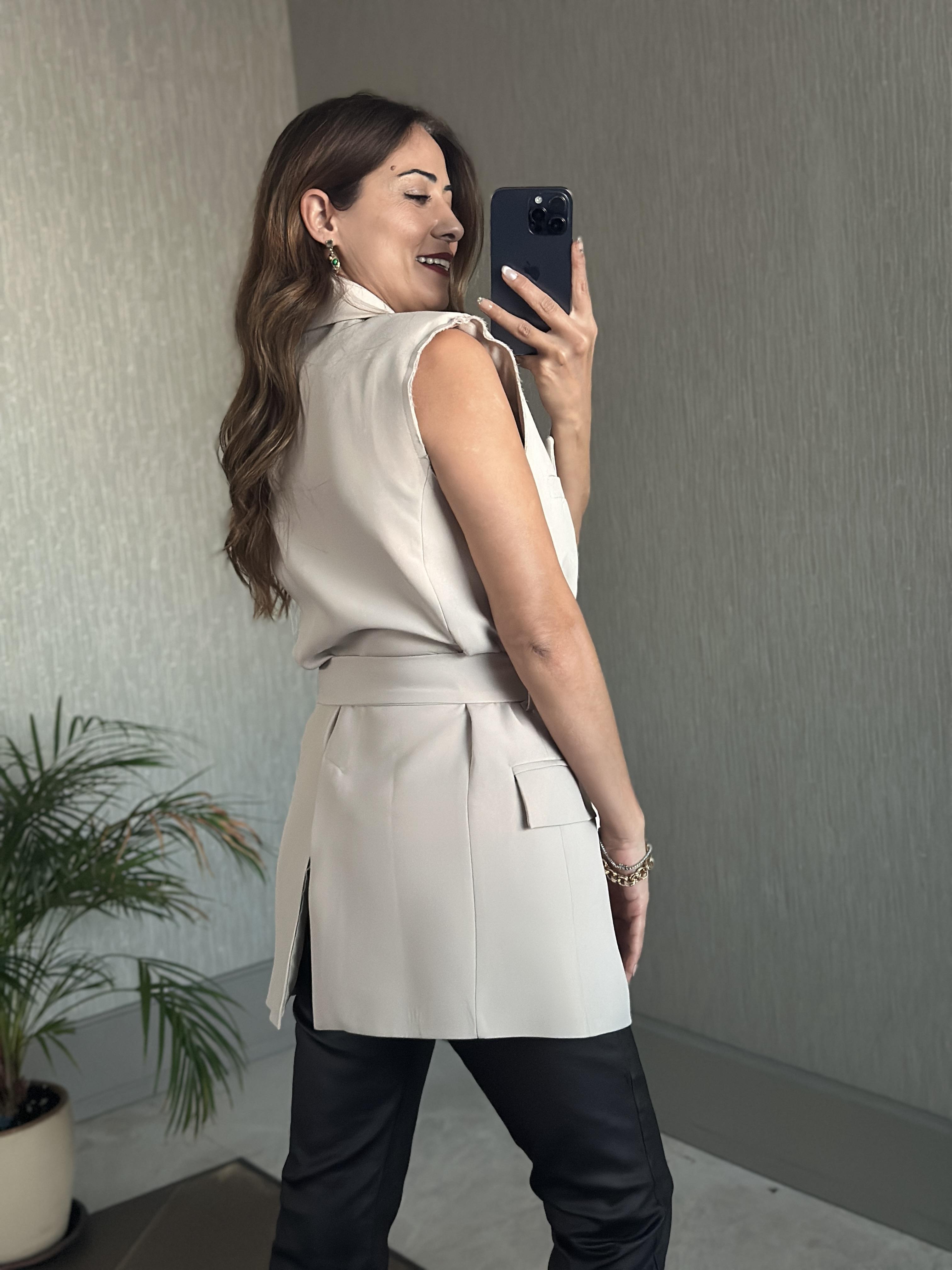 Taş Sıfır Kol Dört Düğmeli Kuşaklı Kadın Yelek