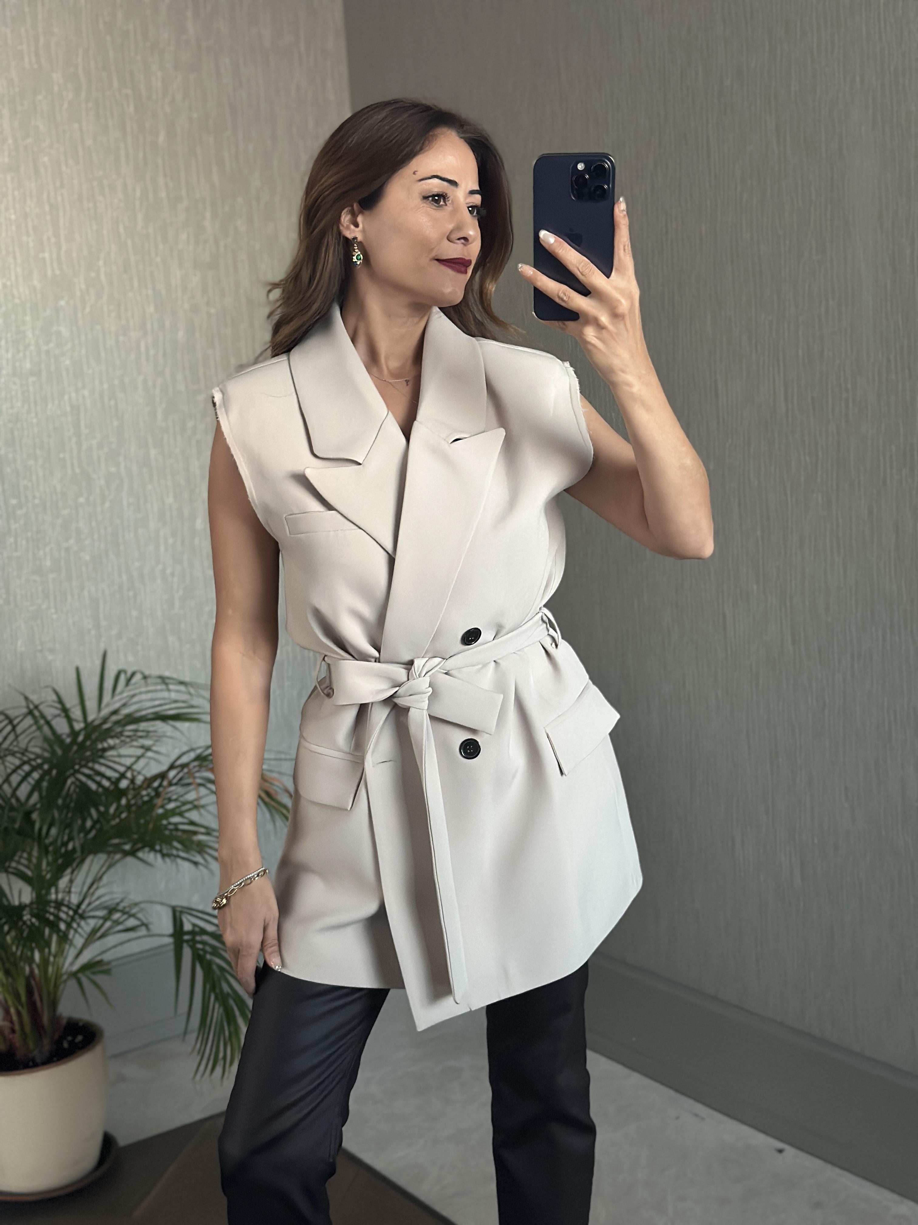 Taş Sıfır Kol Dört Düğmeli Kuşaklı Kadın Yelek