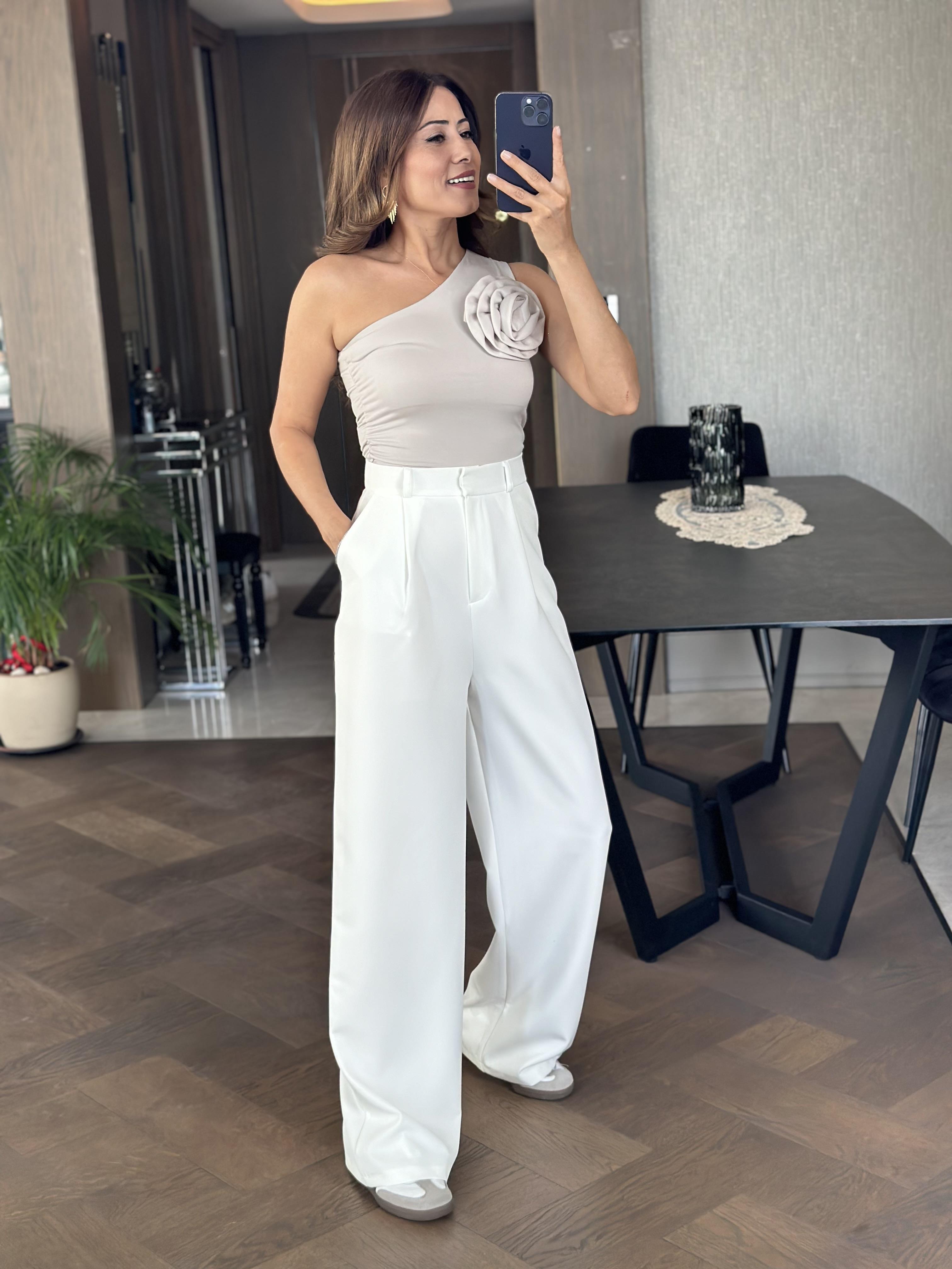 Taş Tek Omuz Çıkartılabilir Gül Aksesuarlı Kadın Bluz