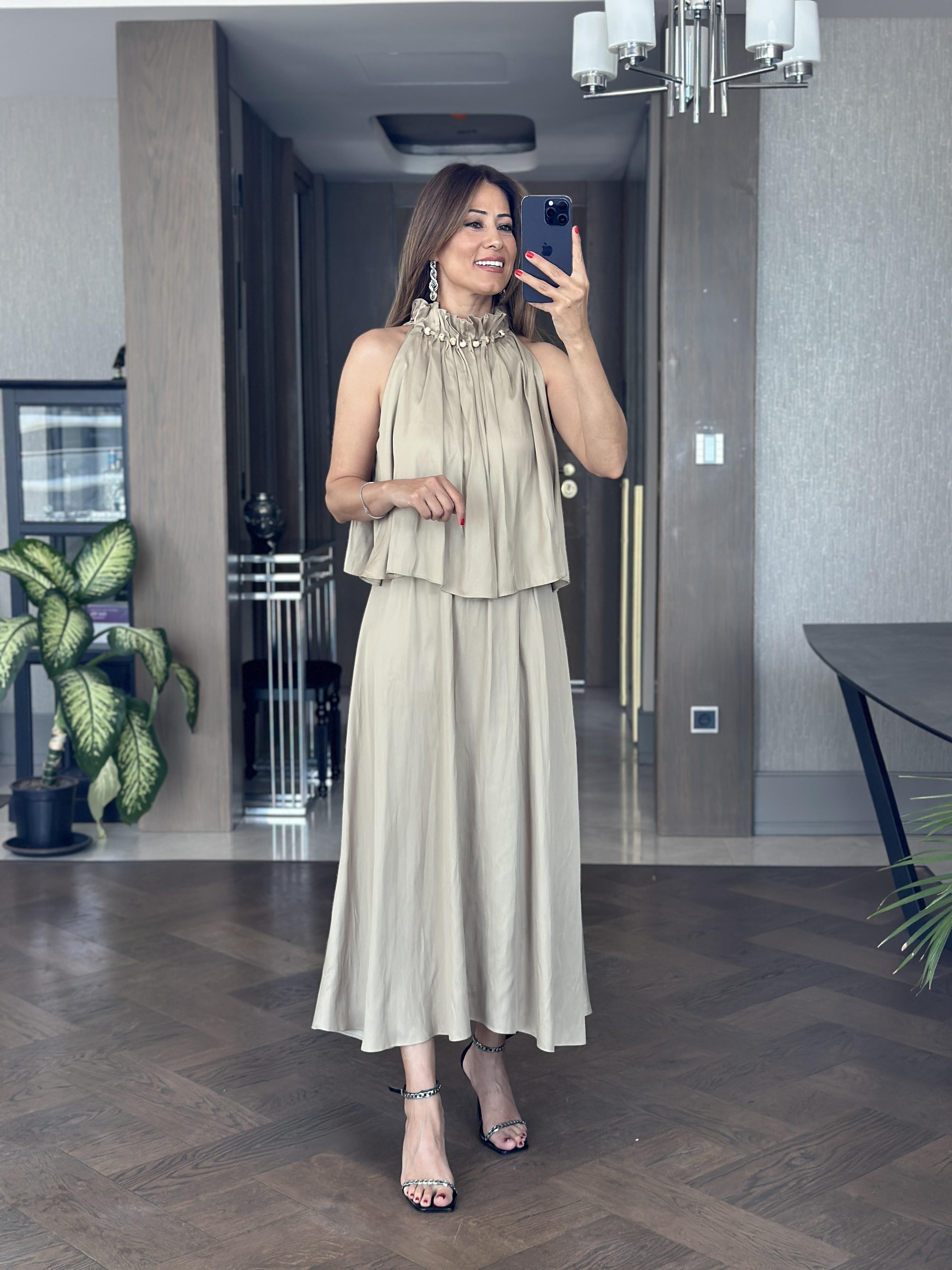 Yağ Yeşili Boğazı Boncuklu Crush İpek Saten Maksi Boy Kadın Elbise 