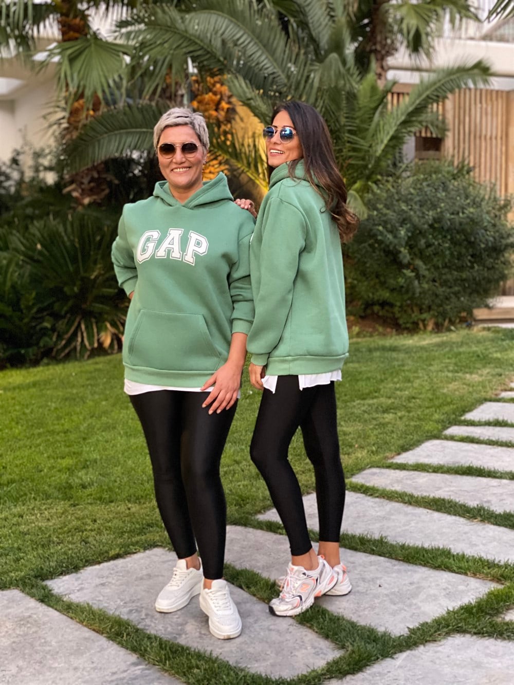 Yeşil Kapüşonlu Marka Baskılı Kadın Sweatshirt