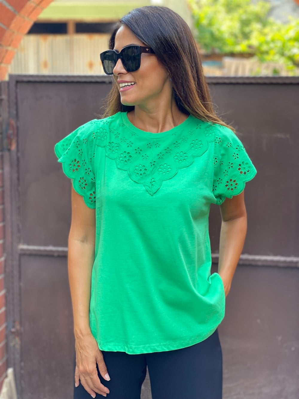 Yeşil Yakası Ve Kolları Fisto Detay Kadın T-Shirt