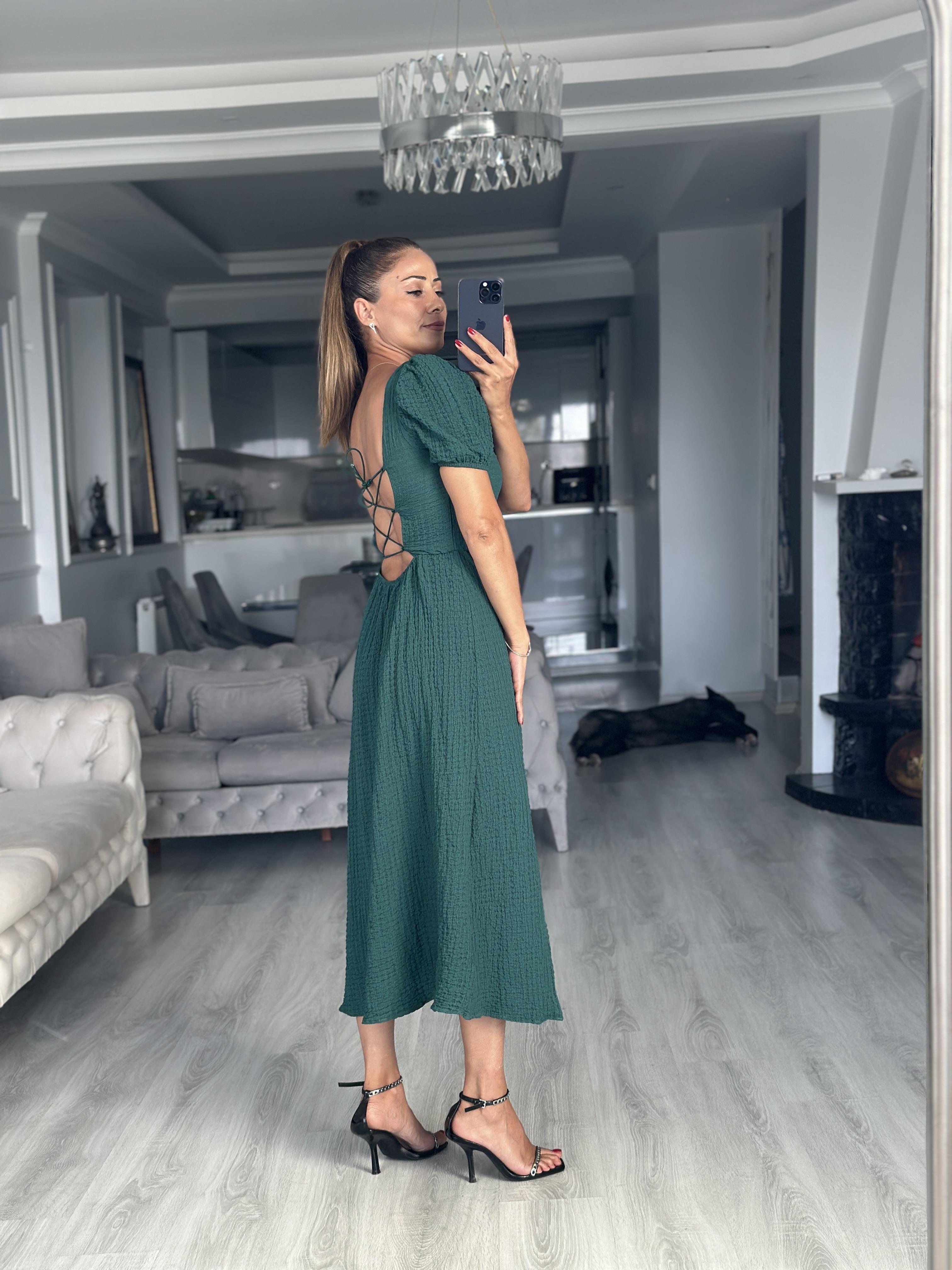 Zümrüt Gofre Sırtı Lastik Bağlamalı Midi Boy Kadın Elbise