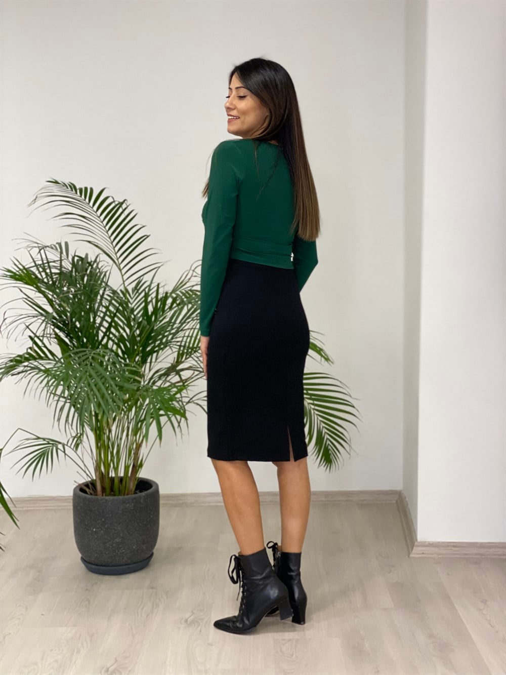 Zümrüt Kare Yaka Eteği Drapeli Crop Kadın Bluz
