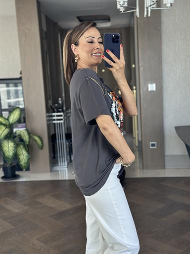 Antrasit Kaplan Baskılı Zincir Detay Kadın T-Shirt