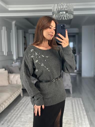 Antrasit Omuzdan Taşlı Kayık Yaka Kadın Triko Kazak