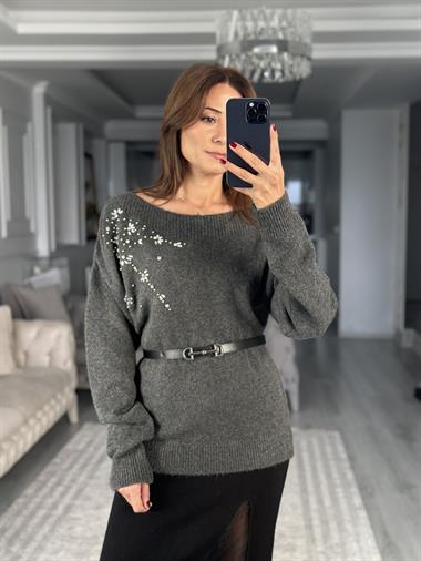 Antrasit Omuzdan Taşlı Kayık Yaka Kadın Triko Kazak