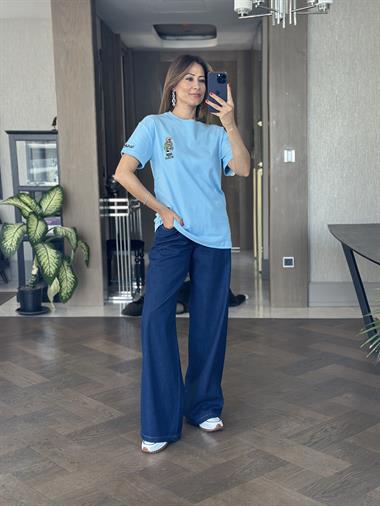 Bebe Mavi Bisiklet Yaka Kol Ucu Yazı Nakışlı  Ayıcık Kadın T-Shirt 