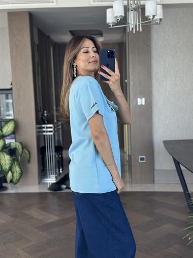 Bebe Mavi Bisiklet Yaka Kol Ucu Yazı Nakışlı  Ayıcık Kadın T-Shirt 