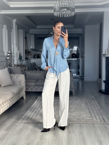 Bebe Mavi Şal Yaka Önü Broşlu Kadın Gömlek