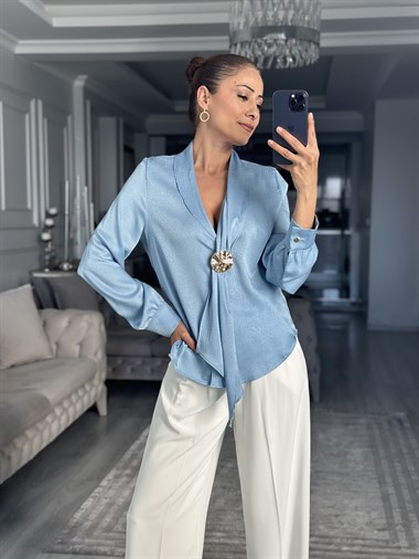 Bebe Mavi Şal Yaka Önü Broşlu Kadın Gömlek