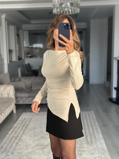 Bej Eteği Asimetrik Yırtmaçlı Kayık Yaka Uzun Kollu Kadın Bluz