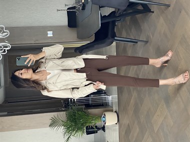 Bej Fermuarlı Kemer Detaylı Deri Ceket