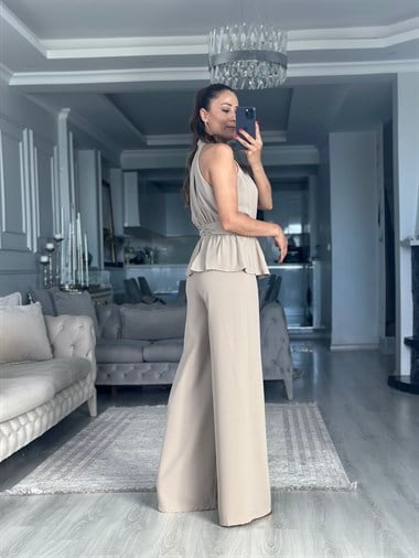 Bej Halter Yaka Beli Broşlu Kadın Tulum