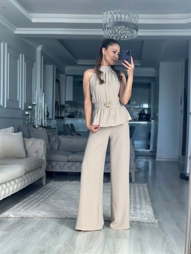 Bej Halter Yaka Beli Broşlu Kadın Tulum