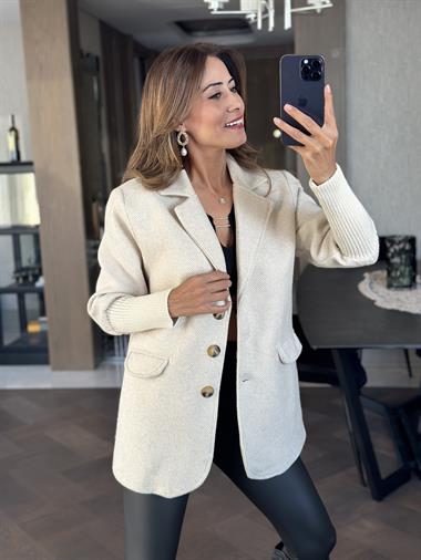 Bej Kaşe Üç Düğmeli Kolları Triko Kadın Ceket