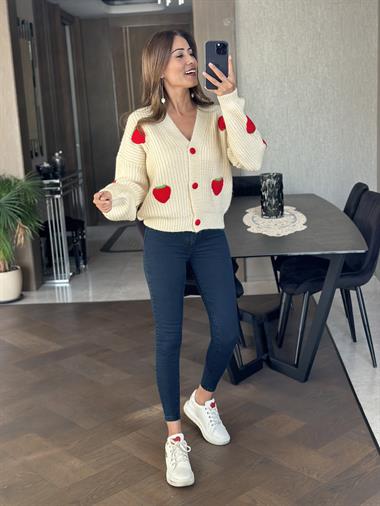 Bej Kırmızı Çilek Desen Düğmeli Kadın Hırka