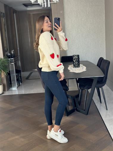 Bej Kırmızı Çilek Desen Düğmeli Kadın Hırka