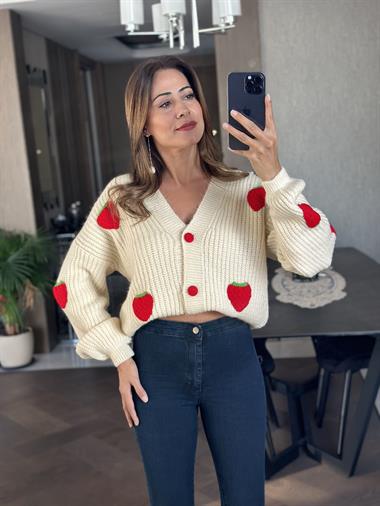 Bej Kırmızı Çilek Desen Düğmeli Kadın Hırka