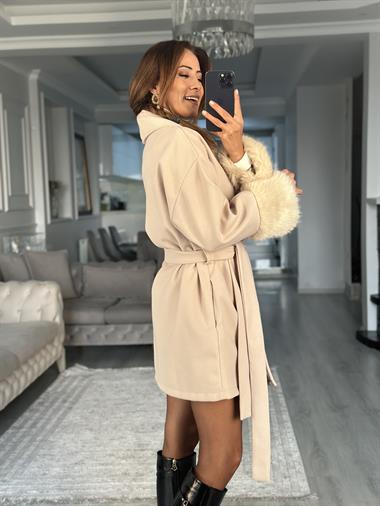 Bej Kolu Kürklü Kuşaklı Kadın Kaşe Kaban