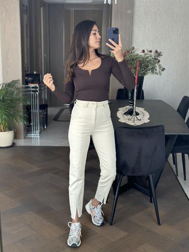 Bej Naturel Paçası Yırtmaçlı Mom Slim Fit Kadın Jean