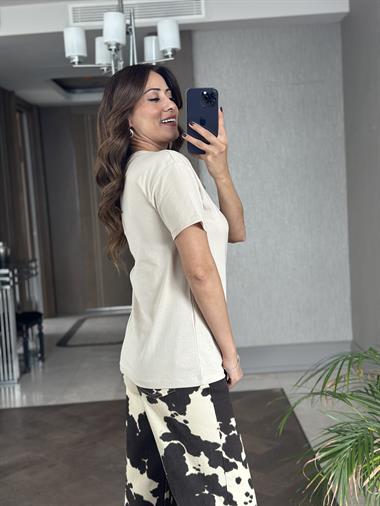 Bej Organze Taş Kalpli Bisiklet Yaka Kadın T-Shirt