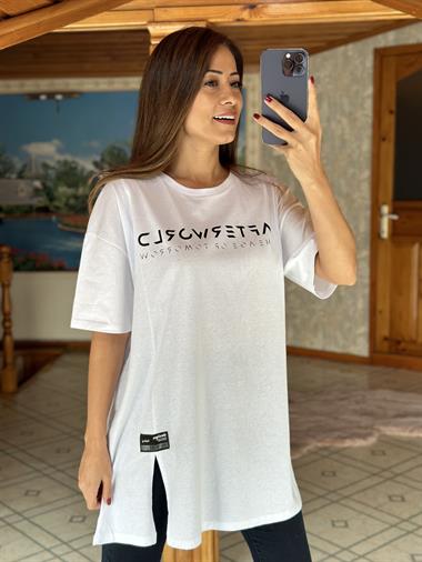 Beyaz After World Baskılı Eteği Yırtmaçlı Kadın T-Shirt