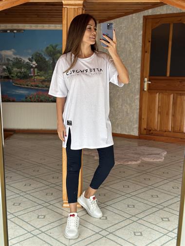 Beyaz After World Baskılı Eteği Yırtmaçlı Kadın T-Shirt