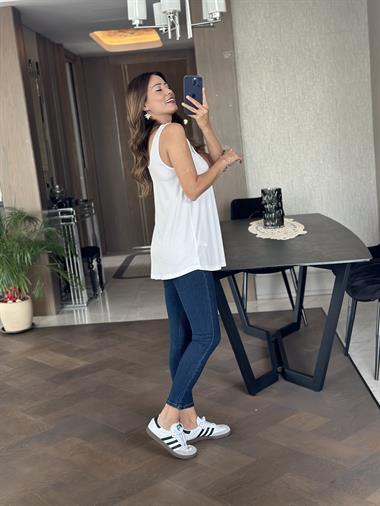 Beyaz Askılı Eteği Oval Oversize Kadın Bluz