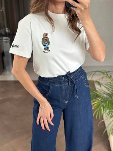 Beyaz Bisiklet Yaka Kol Ucu Yazı Nakışlı  Ayıcık Kadın T-Shirt 