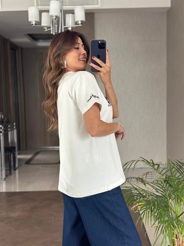Beyaz Bisiklet Yaka Kol Ucu Yazı Nakışlı  Ayıcık Kadın T-Shirt 