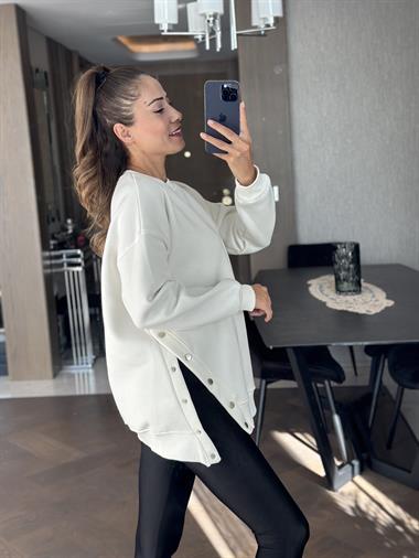 Beyaz Bisiklet Yaka Tek Yanı Çıtçıtlı Kadın Sweatshirt