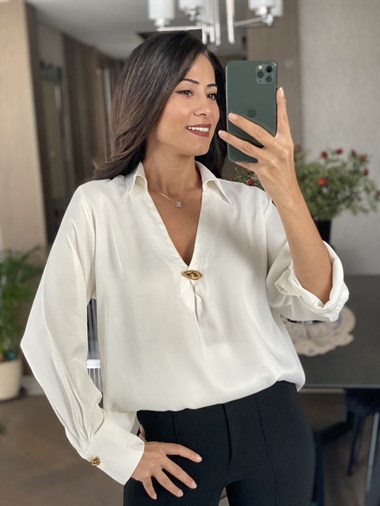 Beyaz Broş Detaylı İpek Saten Kadın Bluz