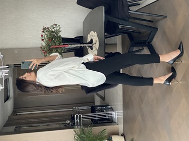 Beyaz Broş Detaylı İpek Saten Kadın Bluz