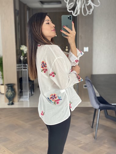 Beyaz Çiçek Nakışlı Keten Gömlek