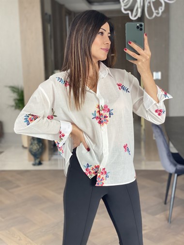 Beyaz Çiçek Nakışlı Keten Gömlek